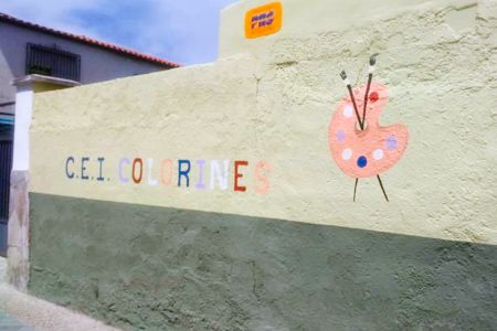 Escuela Infantil Colorines pared de fachada de jardín infantil